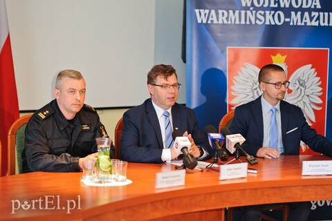 Wojewoda namawia do głosowania i obiecuje kolejne wozy strażackie