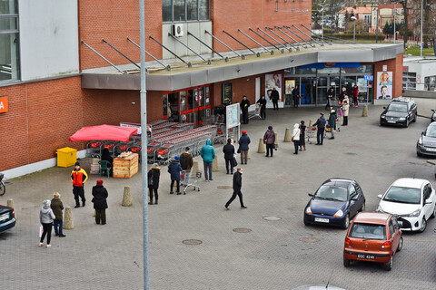 Koronawirus. Rząd luzuje obostrzenia