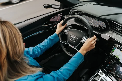 Lądujesz w Warszawie, wracasz do Elbląga? Dlaczego w 2026 roku warto postawić na auto z wypożyczalni