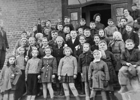 Dzieci muszą mieć szkołę (Ze szkolnej kroniki)