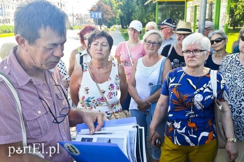 Historia z przewodnikami w tle