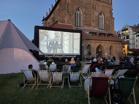 Letnie kino pod chmurką