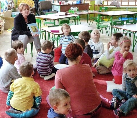 Lionki czytają dzieciom