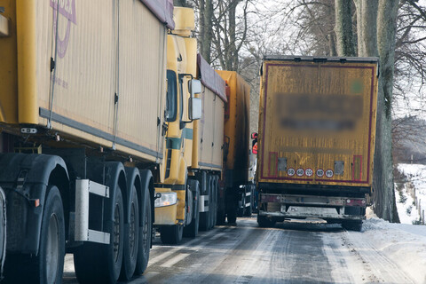 Lód, śnieg, ciężarówki wpadają do rowów”