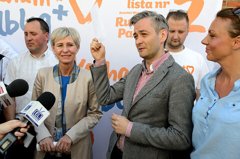 Biedroń z listem od Kwaśniewskiego