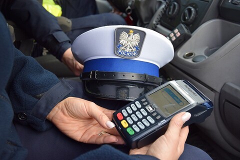Mandat można zapłacić w radiowozie, ale tylko kartą płatniczą