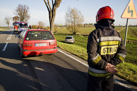 Mercedes wypchnięty z drogi, ucierpiały dzieci