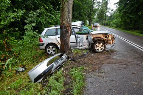 Mężczyzna kierujący peugeotem uderzył w drzewo