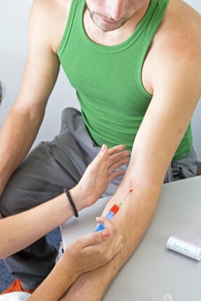 Kobieta w punkcie oddawania krwi