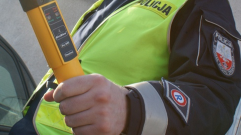 Miał ponad 3 promile i próbował przekupić policjantów