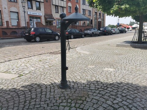 Śmieci i poniszczone kosze na elbląskiej starówce