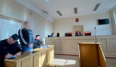 Przed sąd za rzucanie w komendę koktajlami Mołotowa