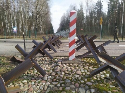 Migranci z Królewca testują zaporę na granicy