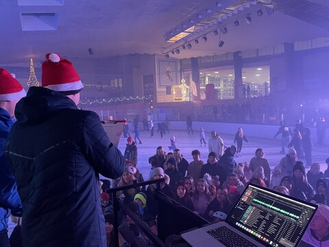 Mikołajkowe spotkanie na lodzie