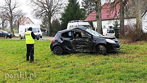 Młoda kobieta uderzyła w drzewo