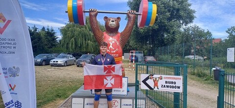 Młody ciężarowiec na podium