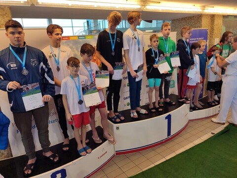 Młodzi pływacy na podium