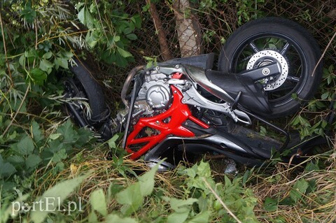 Motocyklem nauki jazdy prosto do rowu