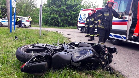 Motocyklista zderzył się z ciężarówką, zmarł w szpitalu