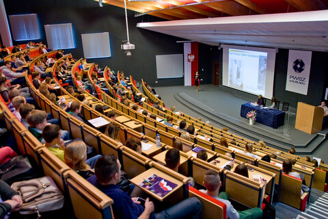 Mówili o kryzysie. Konferencja w PWSZ