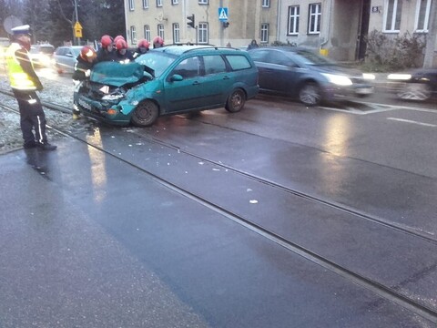 Na drogach jest ślisko, dochodzi do kolizji