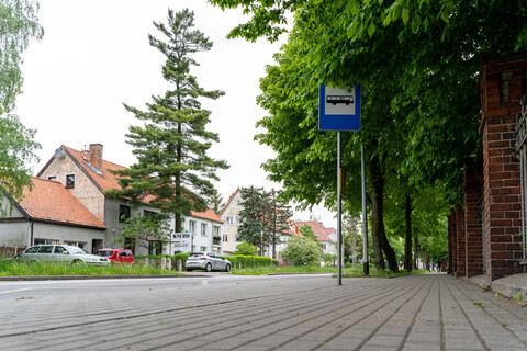 Gościu, siądź na przystanku, a odpoczni sobie!