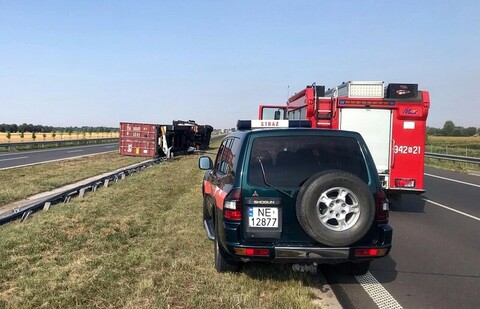 Na S7 przewróciła się ciężarówka