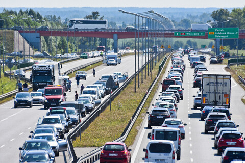 Dachowanie na trasie S7. Są utrudnienia w ruchu