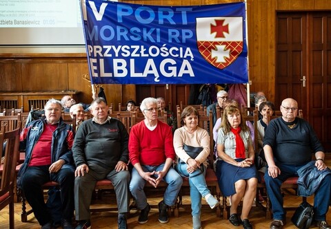 Emocje wokół portu na sesji. Mieszkaniec wyprowadzony przez strażników