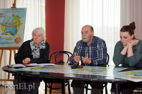 Jak objechać świat, nie ruszając się ze sceny?