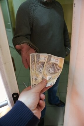 Oszuści wykorzystują naiwność i dobre serce