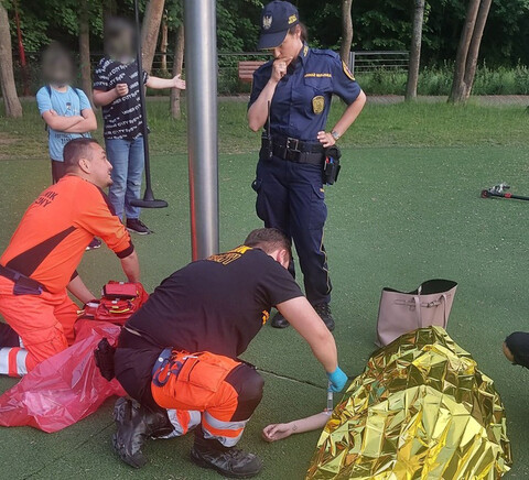 Niebezpieczna zabawa w parku Dolinka