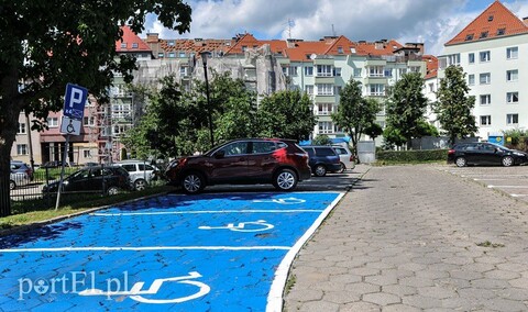 Niebiesko na parkingach