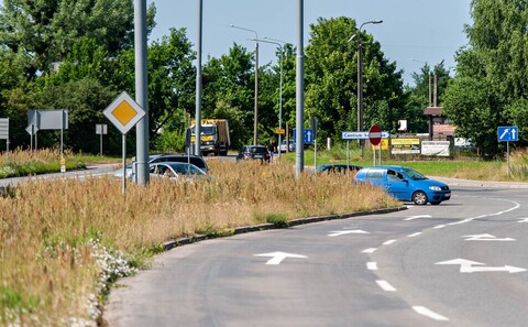 Czytelnik: nieskoszona trawa zasłania kierowcom widoczność