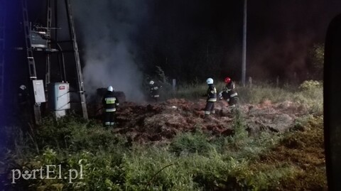 Nocny pożar słomy