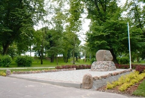 Obelisk Inwalidów Wojennych w parku Traugutta
