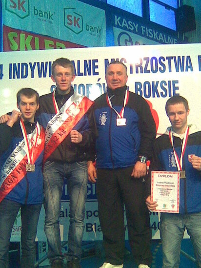 Trójkolorowe medalowe trio z UKS „Kontra” Elbląg (boks)
