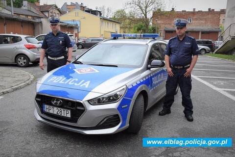 Policjanci uratowali tonącego mężczyznę