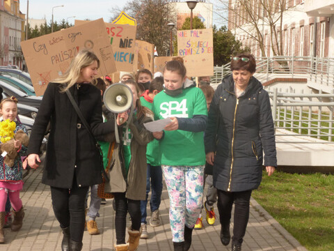 Odważni strażnicy powietrza z SP 4 manifestują