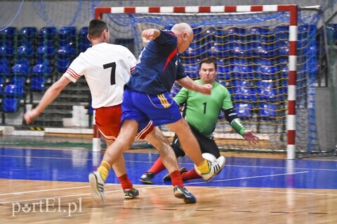 Starsi panowie nadal w grze