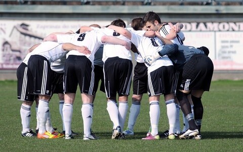 Olimpia 2004 nie zwalnia tempa (piłka nożna)