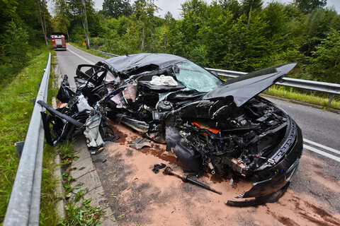 Opel uderzył w drzewo, kierowca miał 1,6 promila