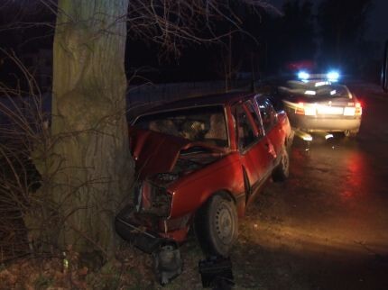 Opel uderzył w drzewo w Gronowie Górnym
