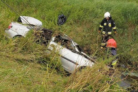 Opel wpadł do rowu z wodą. W aucie były dzieci
