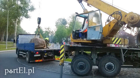 Wielki głaz teraz na rondzie