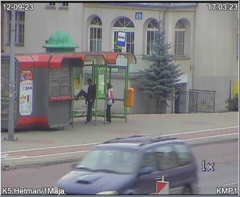 Kopał w wiatę przystankową