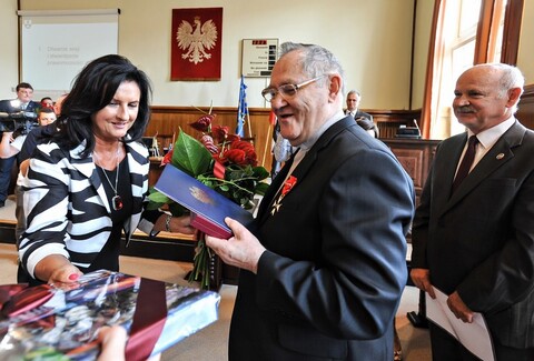 Krzyż oficerski dla infułata Józefczyka