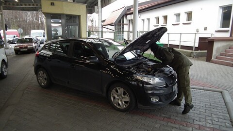 Osobowe renault megane zatrzymane na przejściu w Gronowie