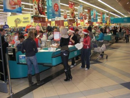 Pakując zakupy zbierają na „Słonika”
