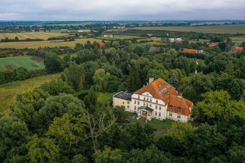 Pałac w Marwicy coraz tańszy